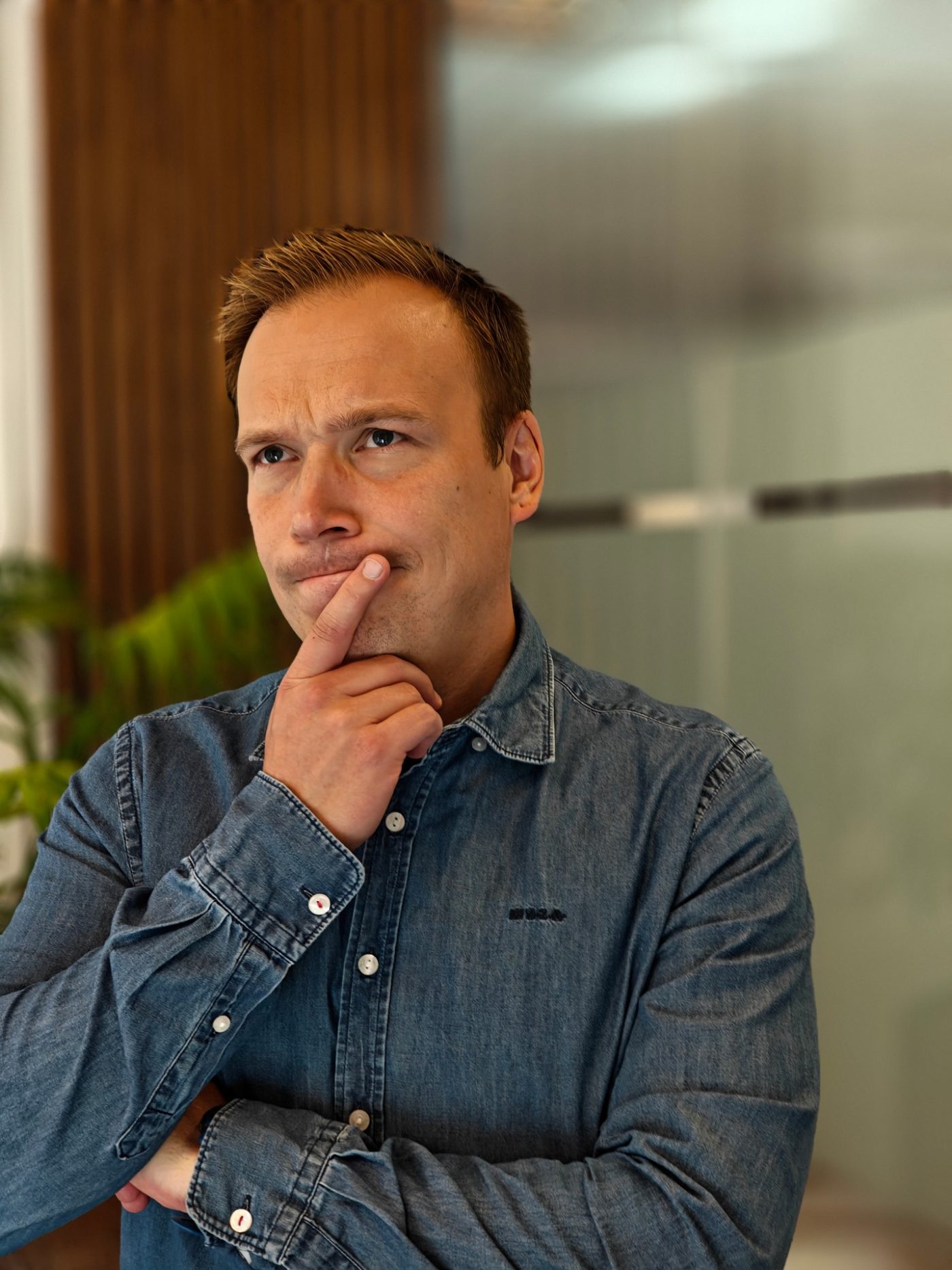 Cristijn Cambr&eacute;, in gedachten verzonken