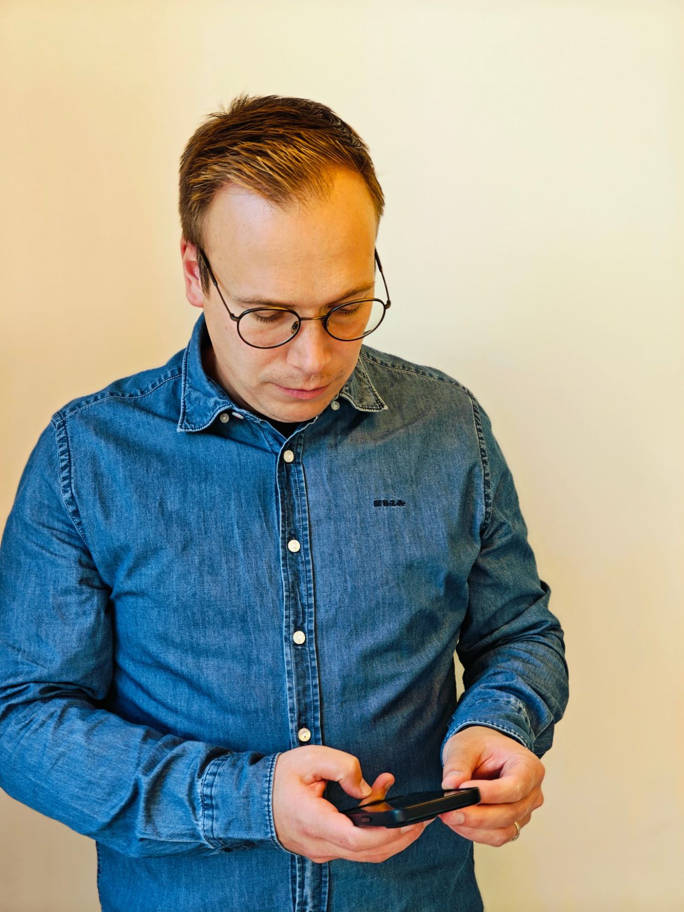 Cristijn Cambr&eacute; aan de telefoon