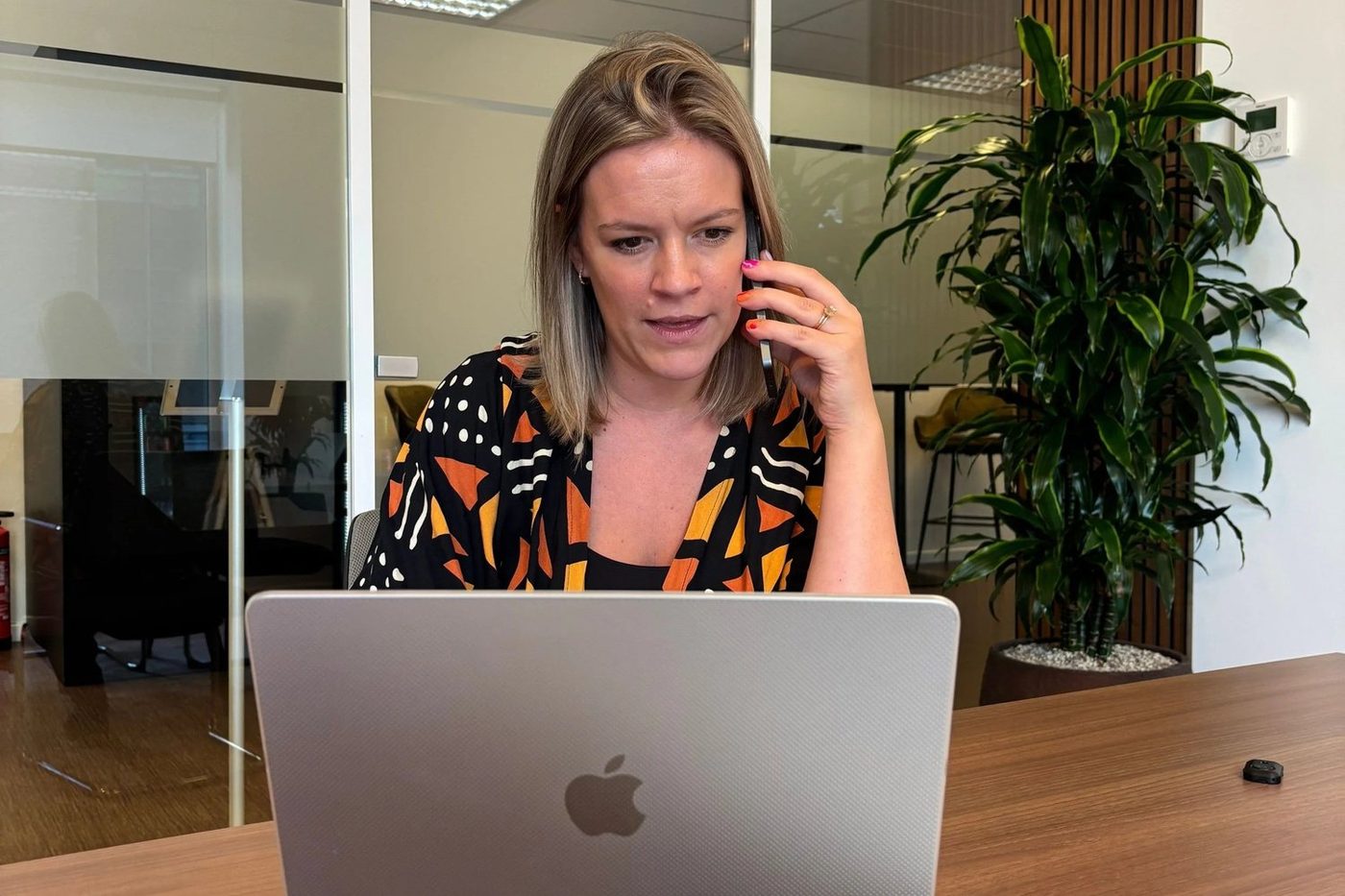 Anouck Saman tijdens een telefoongesprek, met laptop